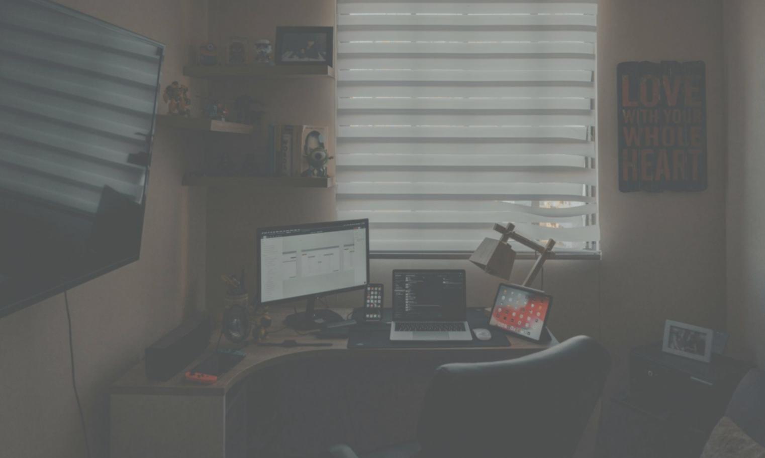 Gemütlicher Arbeitsbereich mit Büchern und kreativen Materialien